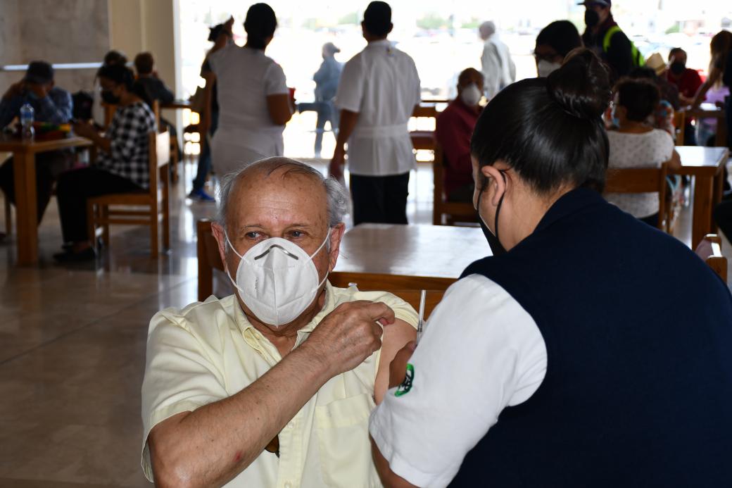 Este viernes se aplica segunda dosis de vacuna Sinovac a personas de 65  años y más | Portal Gubernamental del Estado de Chihuahua