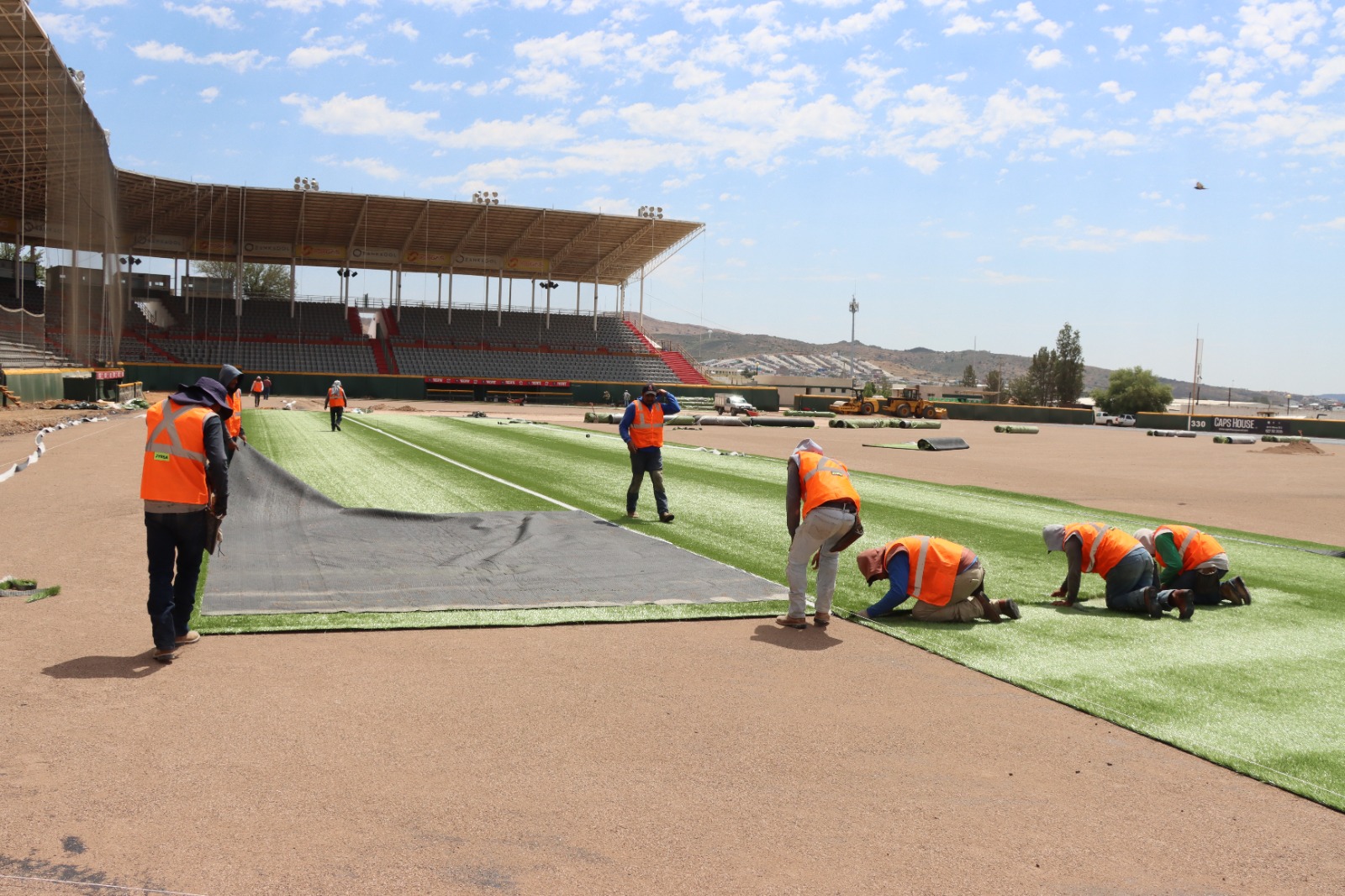 Inicia colocación de pasto sintético en Gran Estadio Parral | Portal  Gubernamental del Estado de Chihuahua