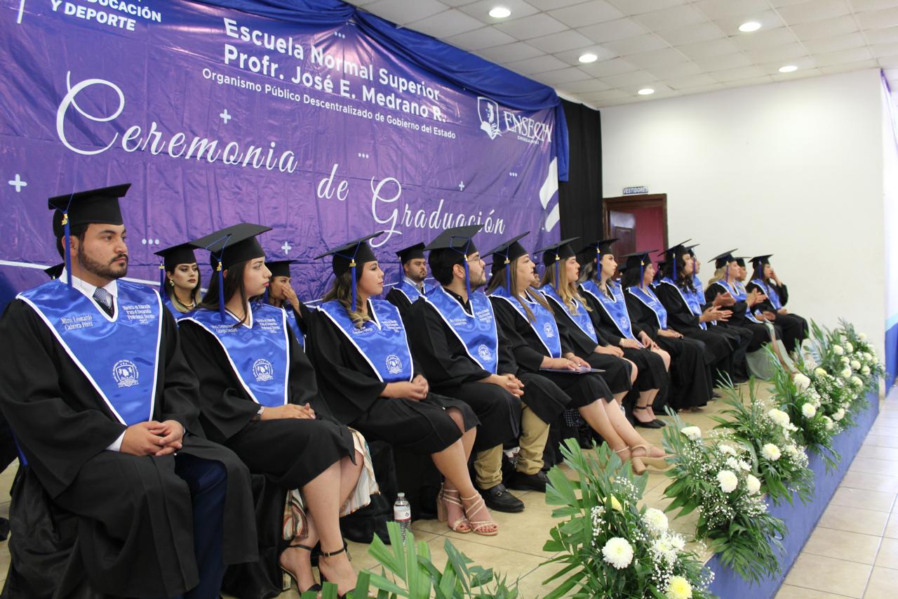 Egresan 43 profesionistas de la Maestría en Educación de la ENSECH en ...
