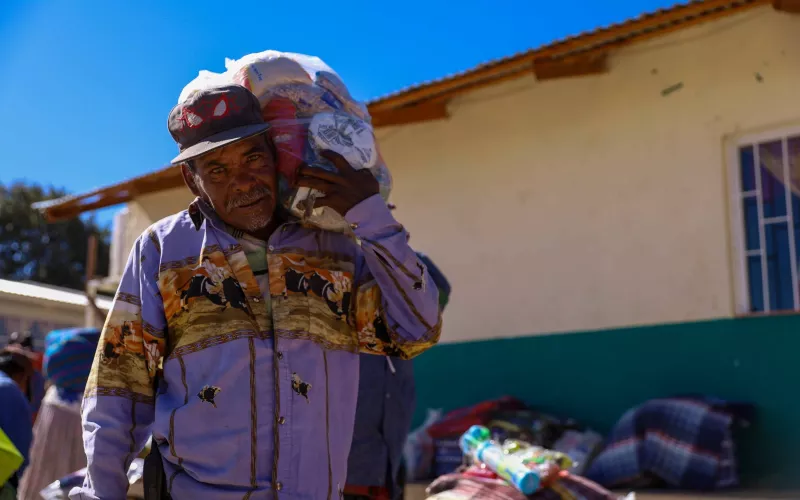 Reciben 680 familias rarámuri de Batopilas apoyo alimentario, ropa y ...